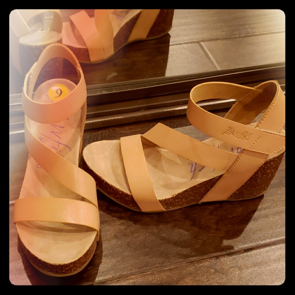 Wedges (tan)